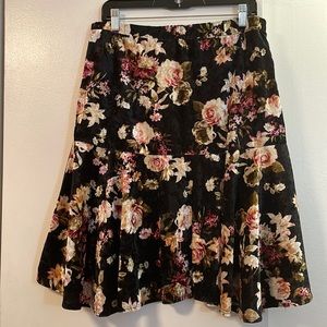 🎀last chance🎀Black floral velvet skirt. XL